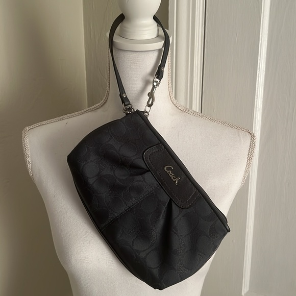Coach Wristlet Excellent Condition - Picture 4 of 9